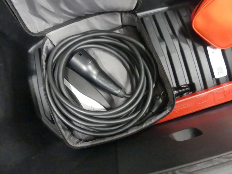 Tesla Model Y Performance, снимка 15 - Автомобили и джипове - 51537485