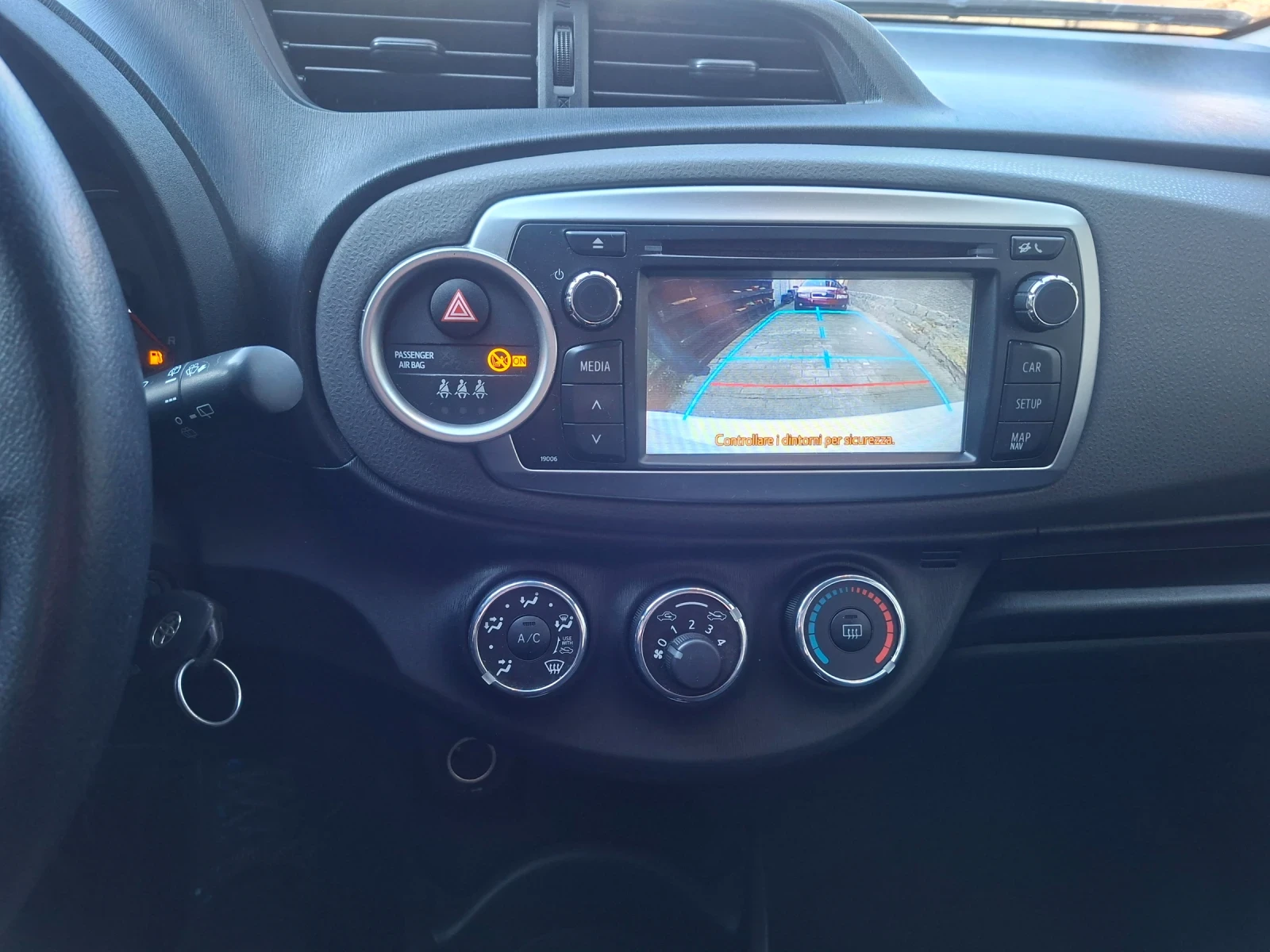 Toyota Yaris 1.0 69кс НАВИ, КАМЕРА, снимка 7 - Автомобили и джипове - 53739391