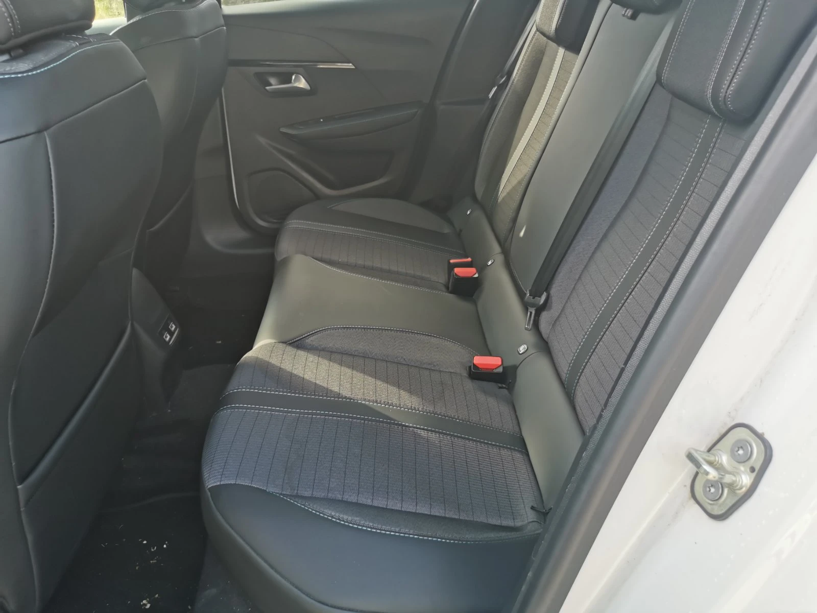 Peugeot 208 Allure e-208, 45000км, снимка 17 - Автомобили и джипове - 54490470