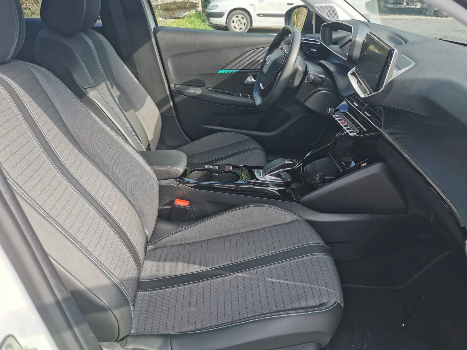 Peugeot 208 Allure e-208, 45000км, снимка 15 - Автомобили и джипове - 54490470