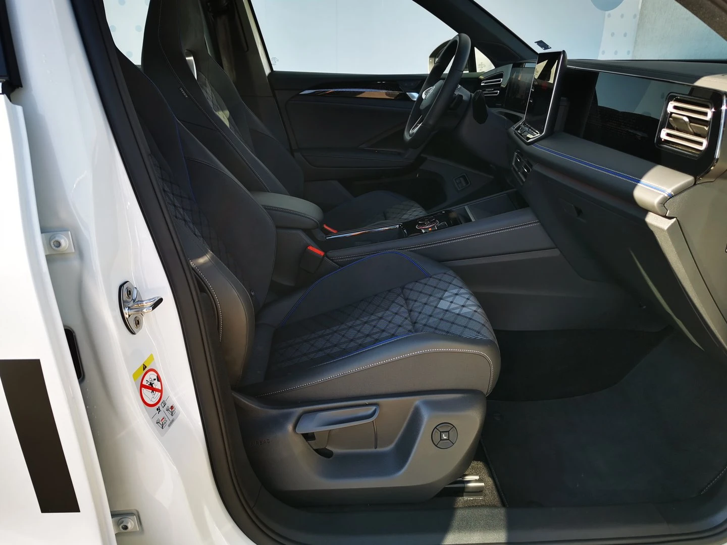 VW Tiguan R-Line 1.5 eHybrid OPF DSG - изображение 6