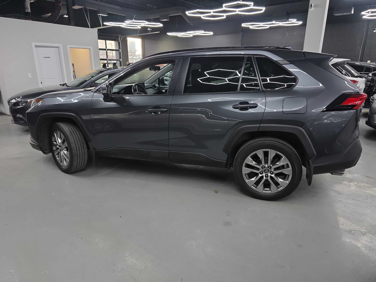 Toyota Rav4 XLE * AWD * АВТОКРЕДИТ БЕЗ ПЪРВОНАЧАЛНА ВНОСКА, снимка 2 - Автомобили и джипове - 54909036
