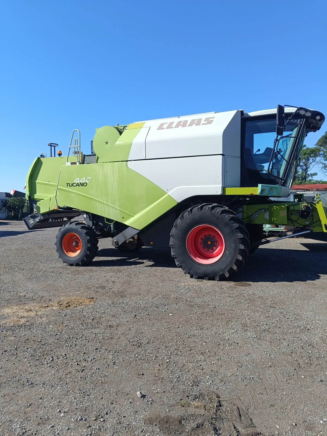 Комбайн Claas Tucano 440, снимка 2 - Селскостопанска техника - 55659448