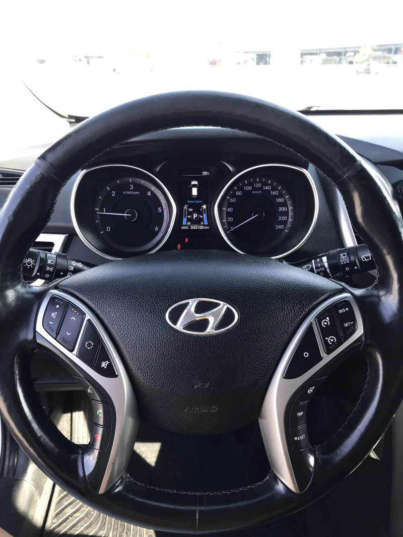 Hyundai I30 1.6 CRDI 110 к.с Weekend-Automat, снимка 11 - Автомобили и джипове - 51180421