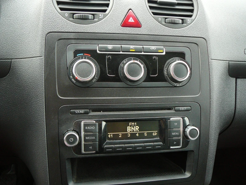 VW Caddy 1.6 tdi MAXI 102кс, снимка 9 - Автомобили и джипове - 52828949