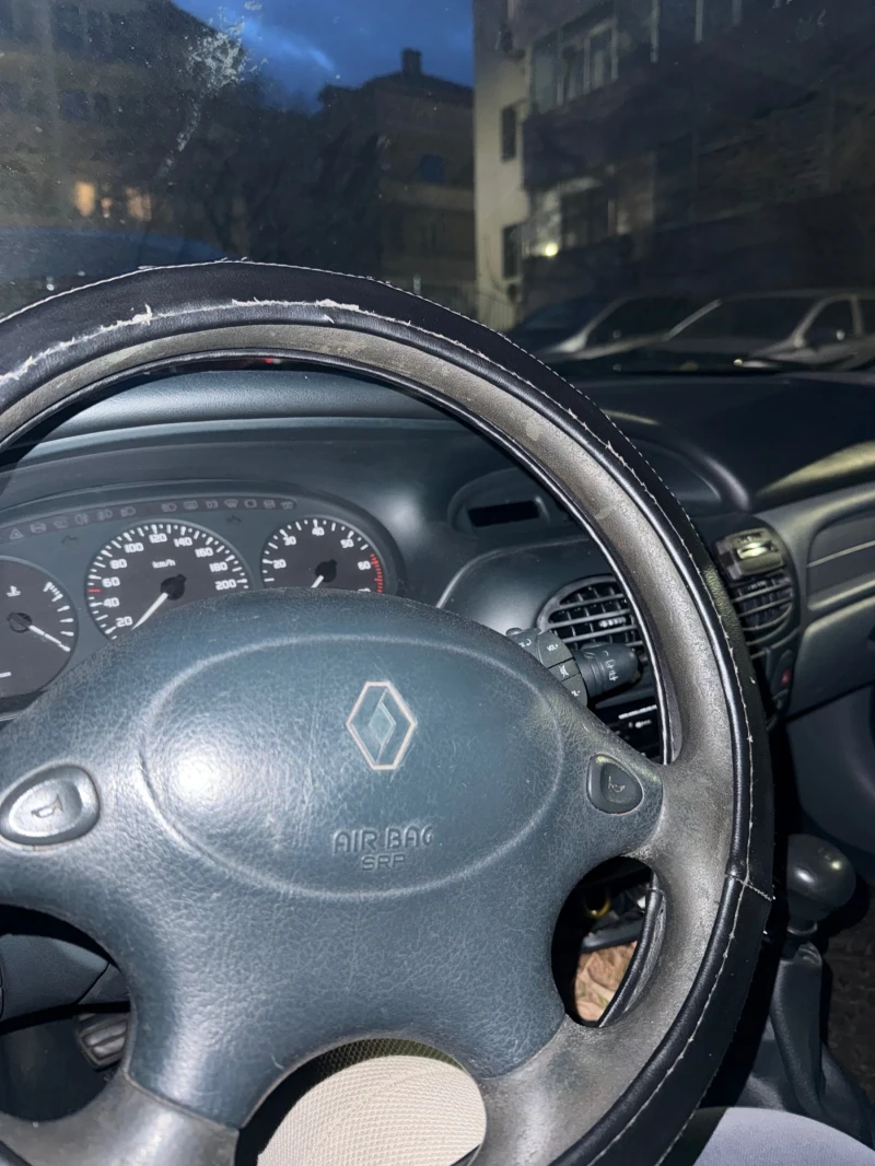 Renault Megane Renault Megane 1.6 бензин 75 к.с. 1998 г., снимка 5 - Автомобили и джипове - 52975665