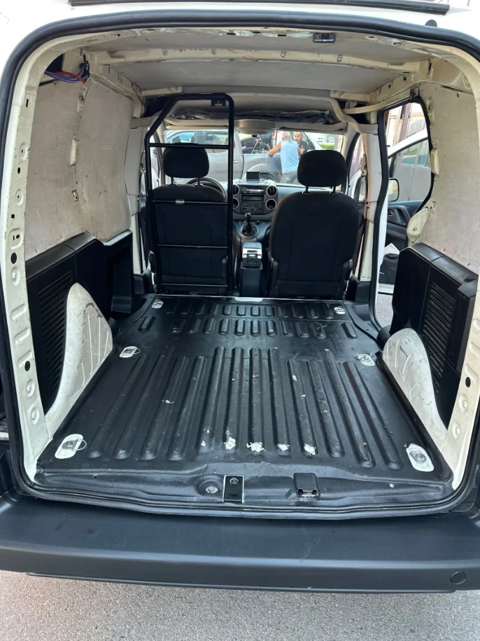 Citroen Berlingo 1.6 Климатик, снимка 10 - Автомобили и джипове - 53095796
