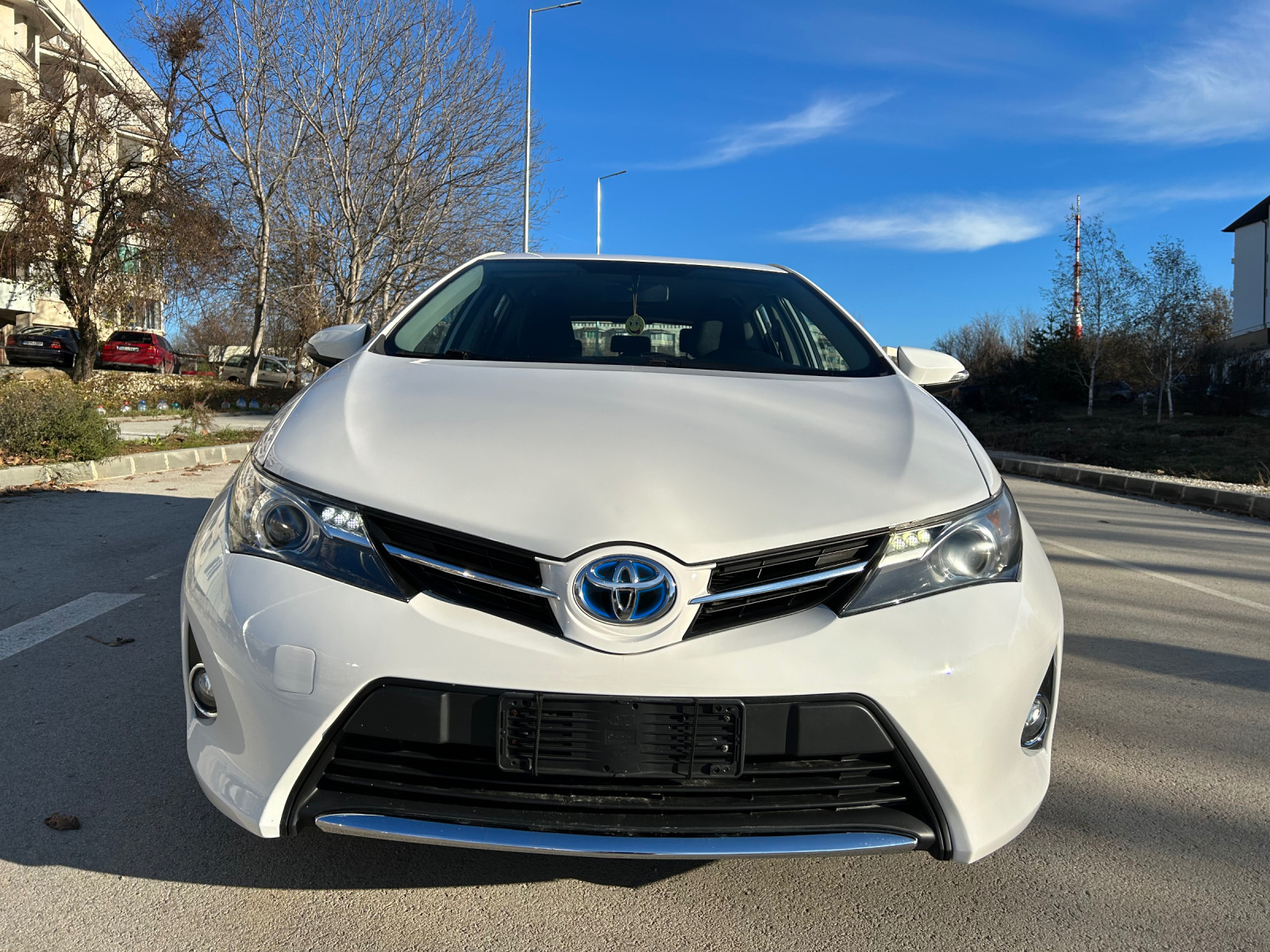 Toyota Auris Хибрид - изображение 1