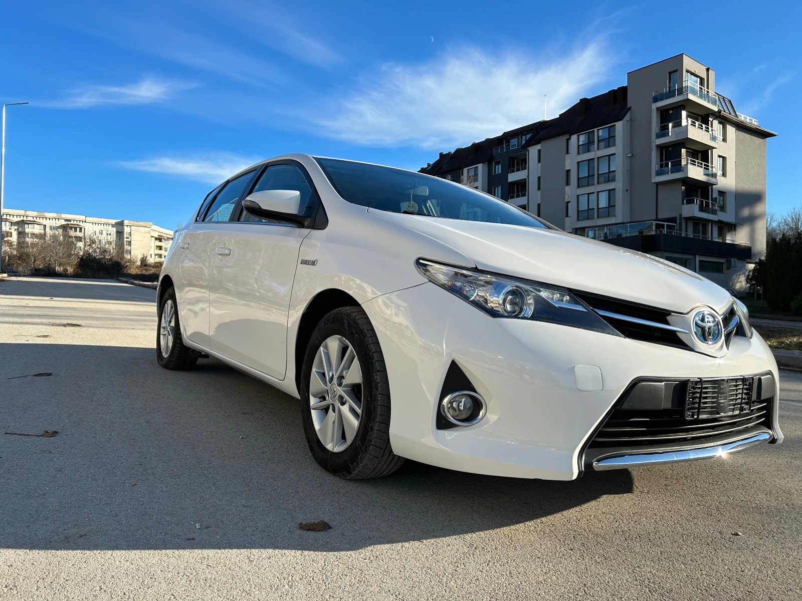 Toyota Auris Хибрид - изображение 2