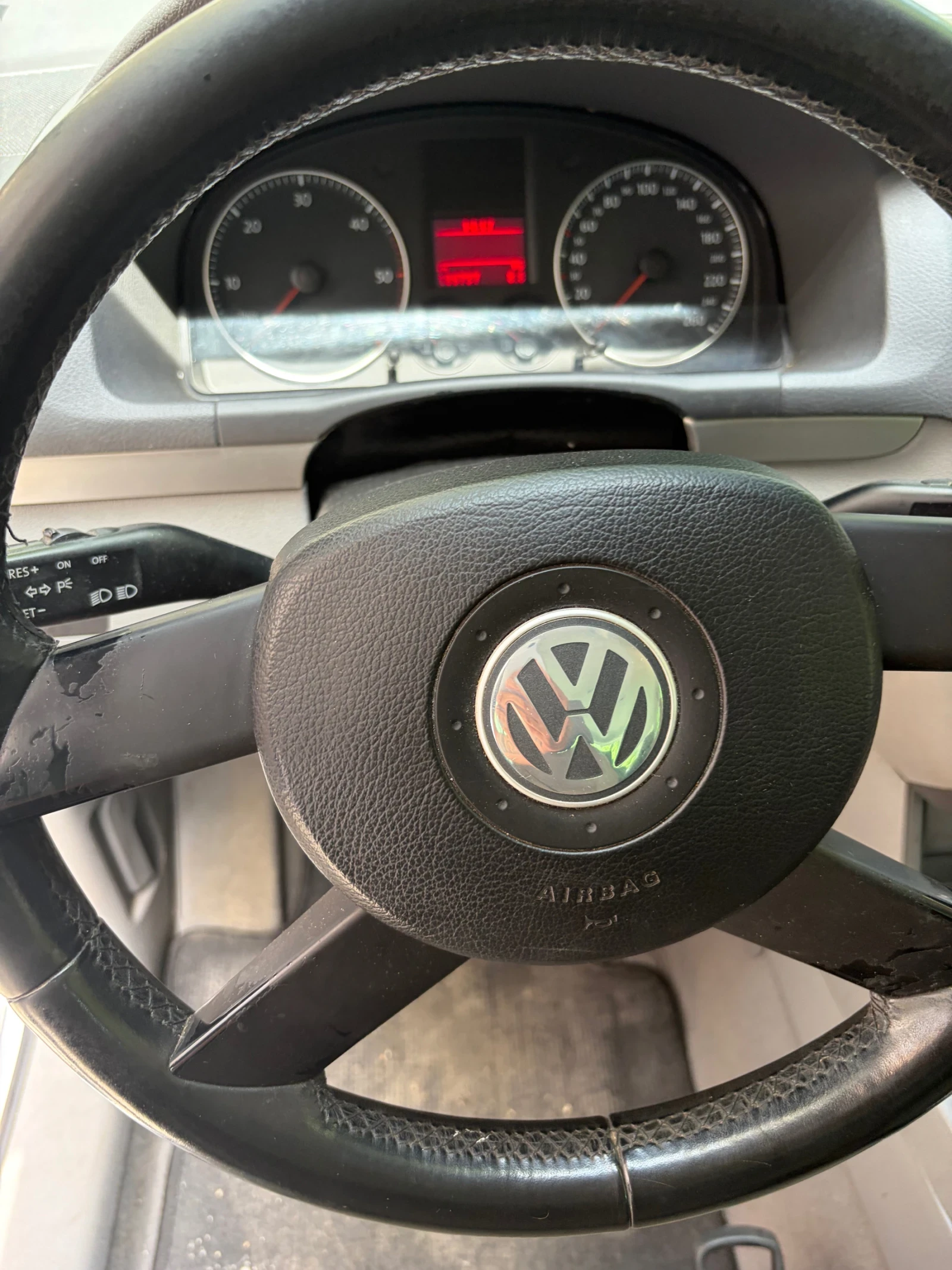 VW Touran, снимка 8 - Автомобили и джипове - 54608623