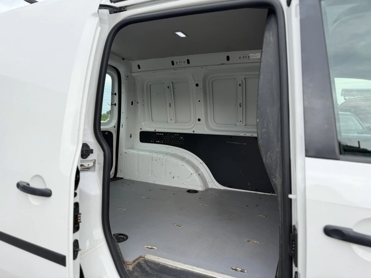 VW Caddy 2.0TDI 4MOTION 86000km, снимка 14 - Автомобили и джипове - 54743188