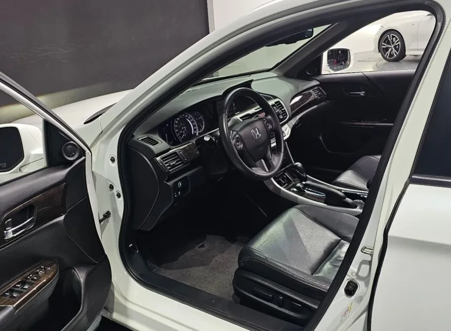 Honda Accord 2.4 бензин! Автоматик! Екзекютив!, снимка 4 - Автомобили и джипове - 54819634