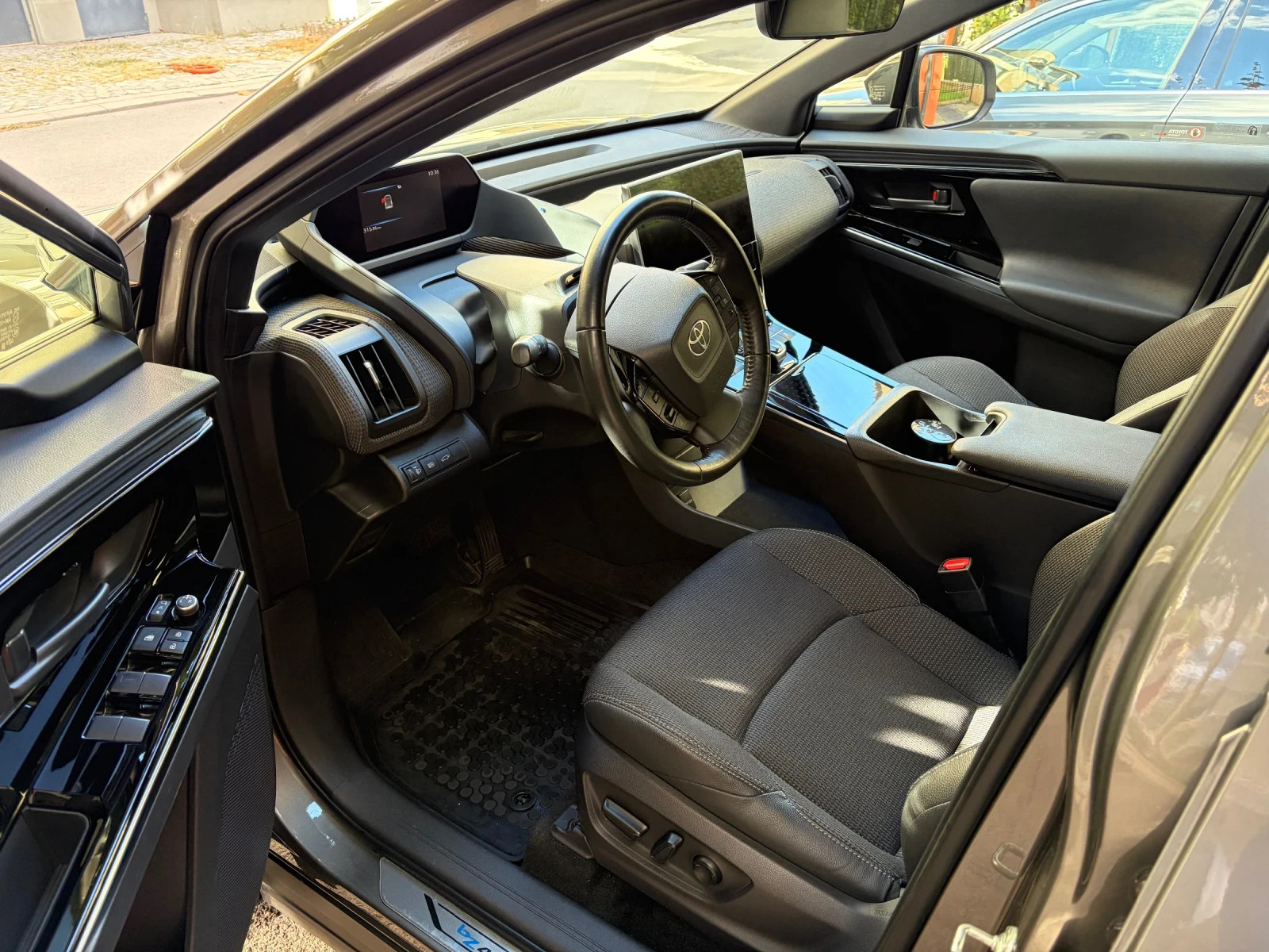 Toyota bZ4X, снимка 13 - Автомобили и джипове - 56179847