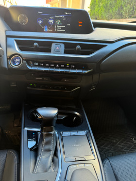 Lexus UX 250h 1ви собственик / 18000 км / 4х4, снимка 11