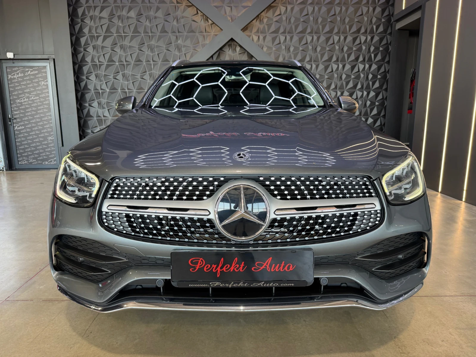 Mercedes-Benz GLC 220 d 4 MATIC * AMG * ПАНОРАМА * КАМЕРА * , снимка 2 - Автомобили и джипове - 54870551