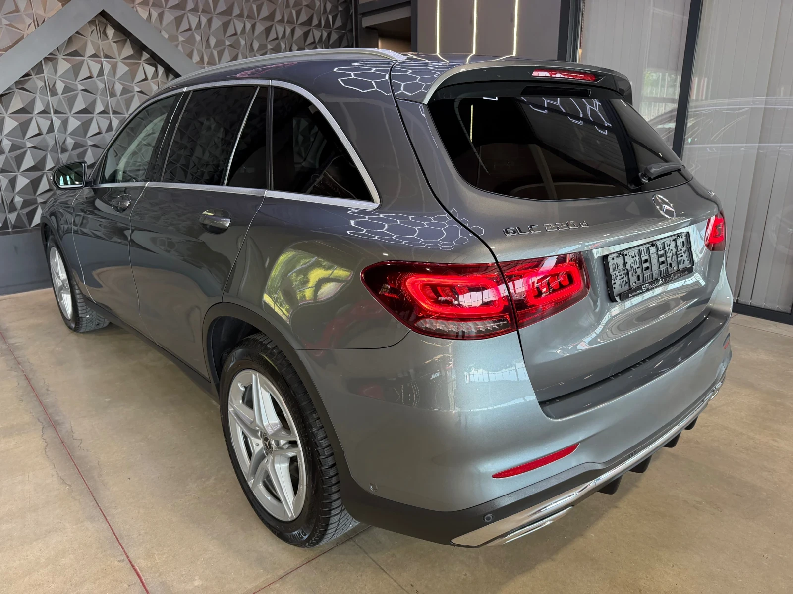 Mercedes-Benz GLC 220 d 4 MATIC * AMG * ПАНОРАМА * КАМЕРА * , снимка 3 - Автомобили и джипове - 54870551