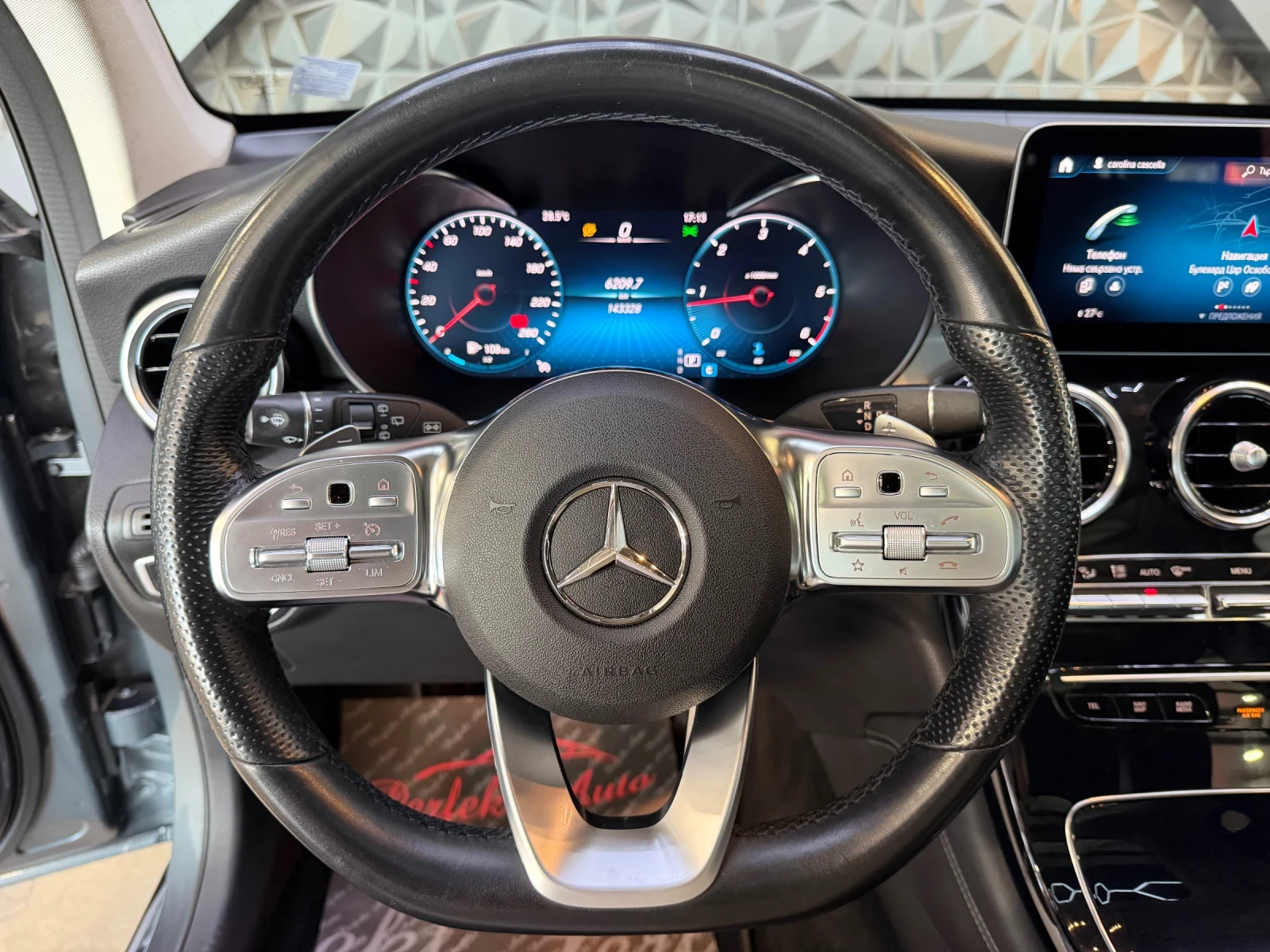 Mercedes-Benz GLC 220 d 4 MATIC * AMG * ПАНОРАМА * КАМЕРА * , снимка 11 - Автомобили и джипове - 54870551