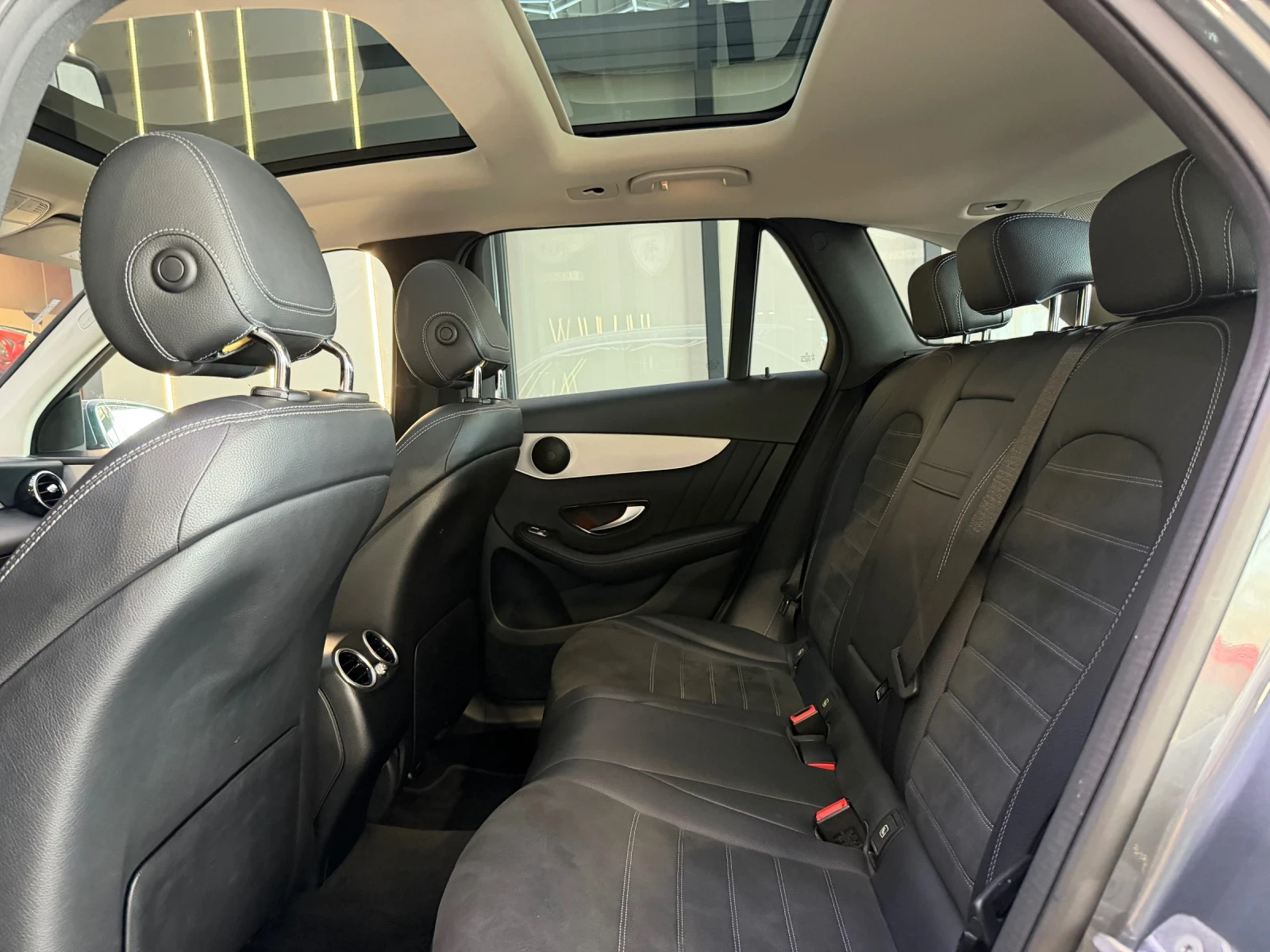 Mercedes-Benz GLC 220 d 4 MATIC * AMG * ПАНОРАМА * КАМЕРА * , снимка 5 - Автомобили и джипове - 54870551