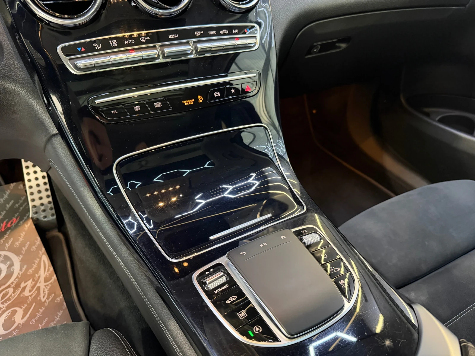 Mercedes-Benz GLC 220 d 4 MATIC * AMG * ПАНОРАМА * КАМЕРА * , снимка 8 - Автомобили и джипове - 54870551