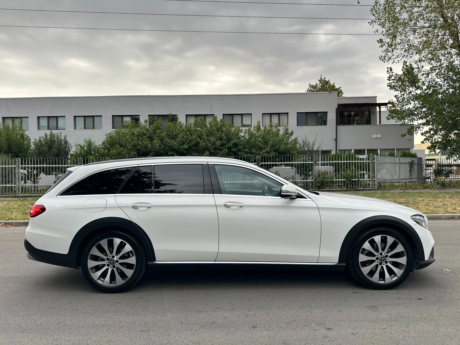Mercedes-Benz E 220 d 4MATIC ALL-TERRAIN PREMIUM PLUS* !! СЕРВ. ИСТОРИ - изображение 4
