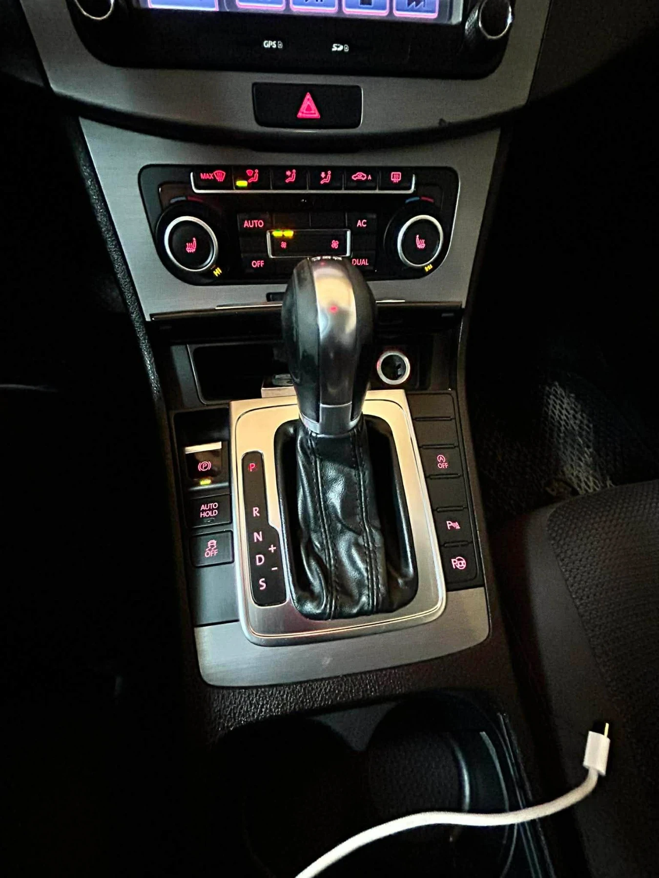 VW Passat 2.0TDI highline, снимка 11 - Автомобили и джипове - 54011185