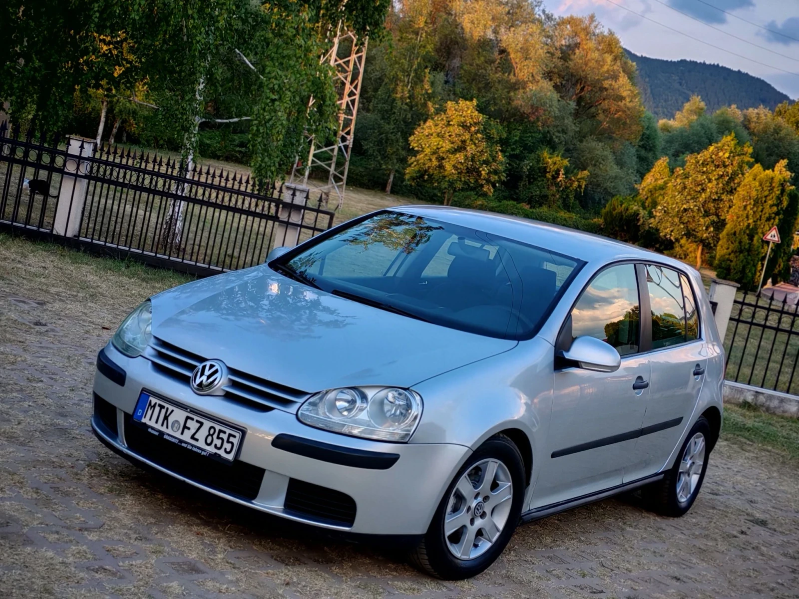 VW Golf 1.9TDI(BKC)(105)* КЛИМАТРОНИК* НОВ ВНОС* , снимка 2 - Автомобили и джипове - 55598657