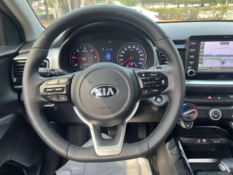 Kia Stonic Diesel 1.6 Trendy * НАЙ-ДОБРА ЦЕНА В БЪЛГАРИЯ* , снимка 11 - Автомобили и джипове - 52112564