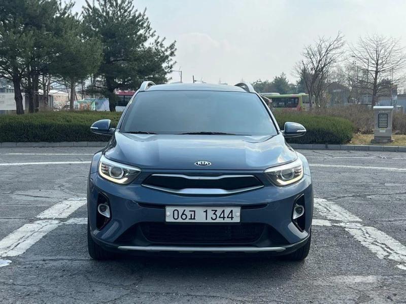 Kia Stonic Diesel 1.6 Trendy * НАЙ-ДОБРА ЦЕНА В БЪЛГАРИЯ* , снимка 3 - Автомобили и джипове - 52112564
