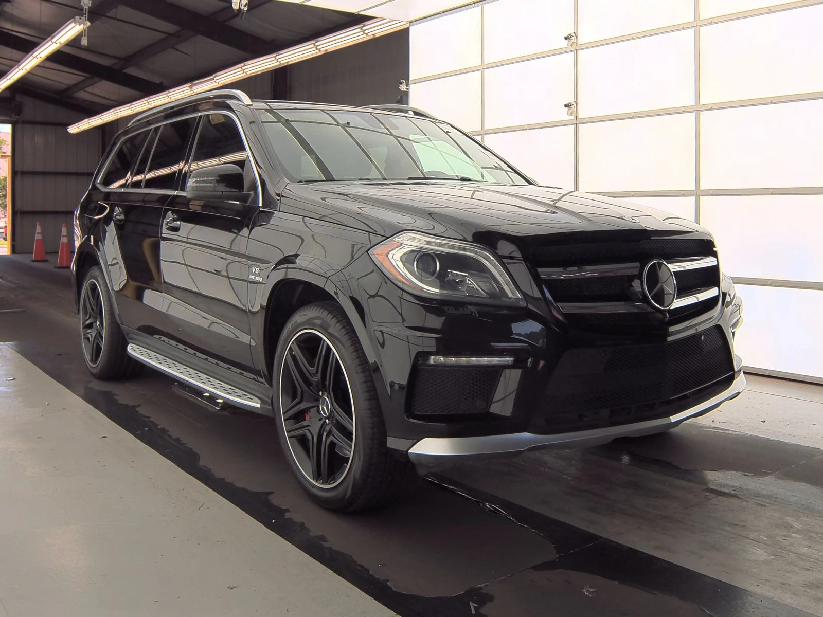 Mercedes-Benz GL 63 AMG DESIGNO* МАСАЖ* 7МЕСТА* ОБДУХ* PERFORMANCE* B&O* D - изображение 2