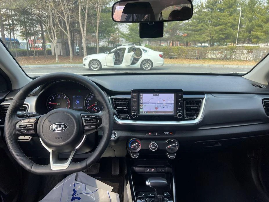 Kia Stonic Diesel 1.6 Trendy * НАЙ-ДОБРА ЦЕНА В БЪЛГАРИЯ*  - изображение 10