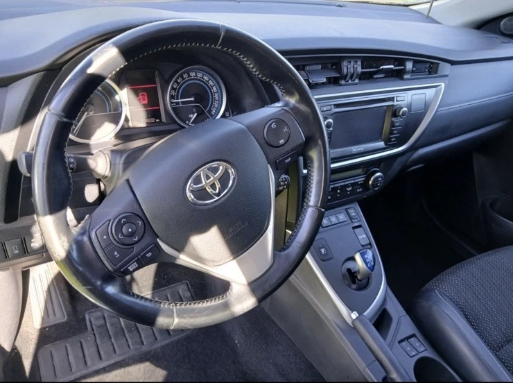 Toyota Auris, снимка 9 - Автомобили и джипове - 54392858