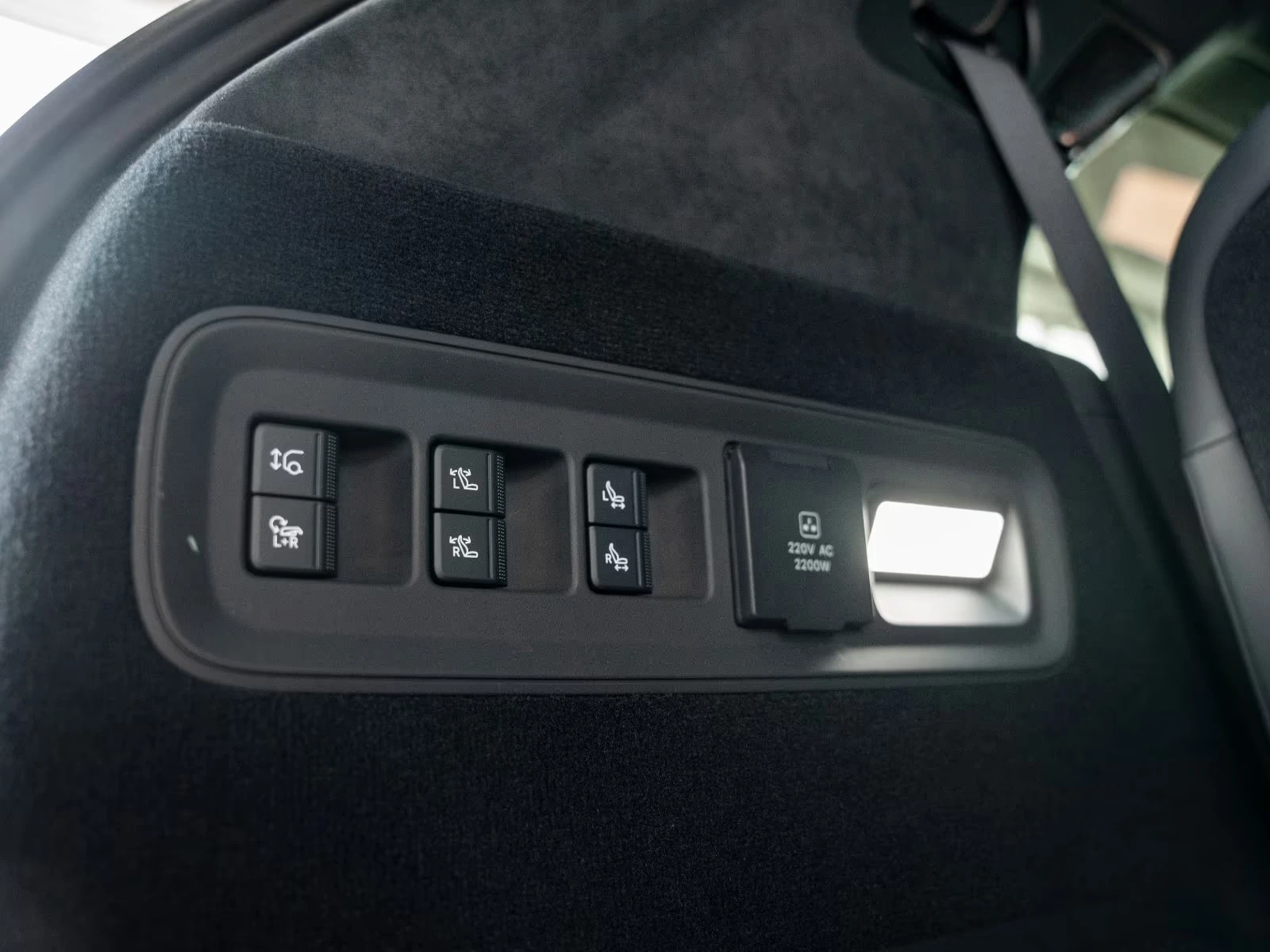Zeekr Luxury 9X* Ultra* Massage* Pano* Ventilation* TV, снимка 15 - Автомобили и джипове - 55413594