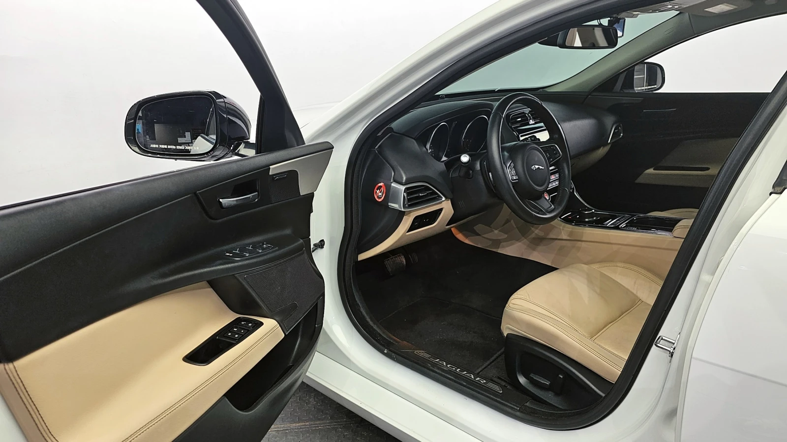 Jaguar XE, снимка 13 - Автомобили и джипове - 55538465