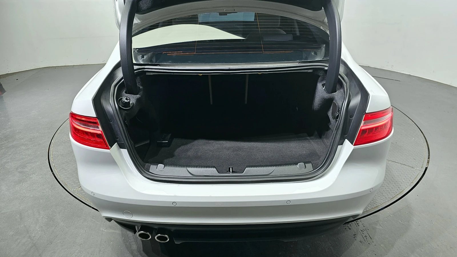 Jaguar XE, снимка 6 - Автомобили и джипове - 55538465