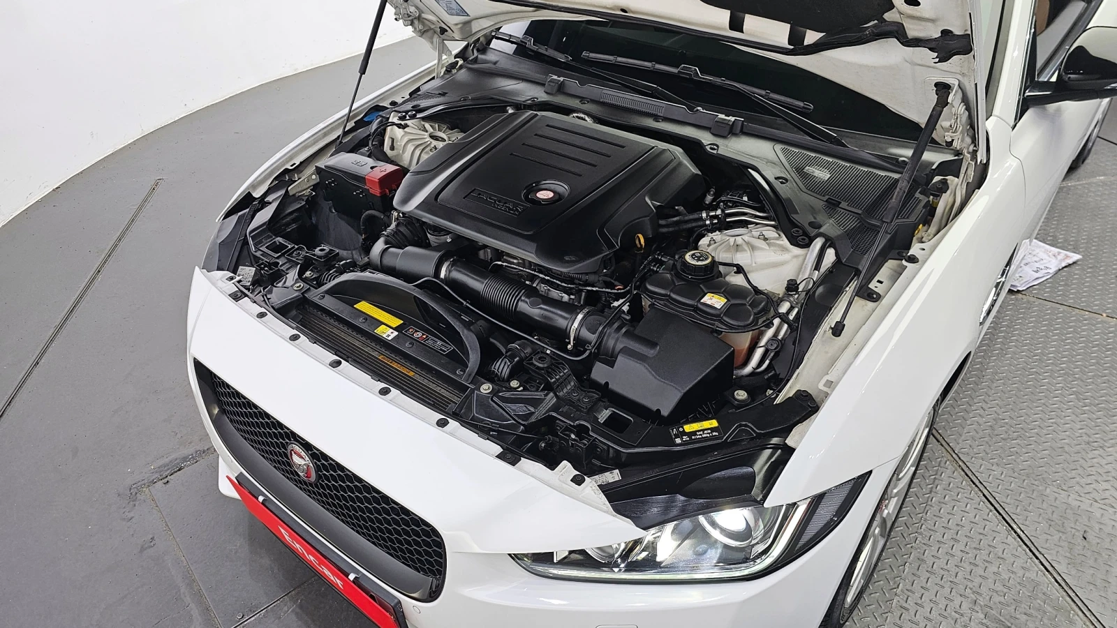 Jaguar XE, снимка 5 - Автомобили и джипове - 55538465