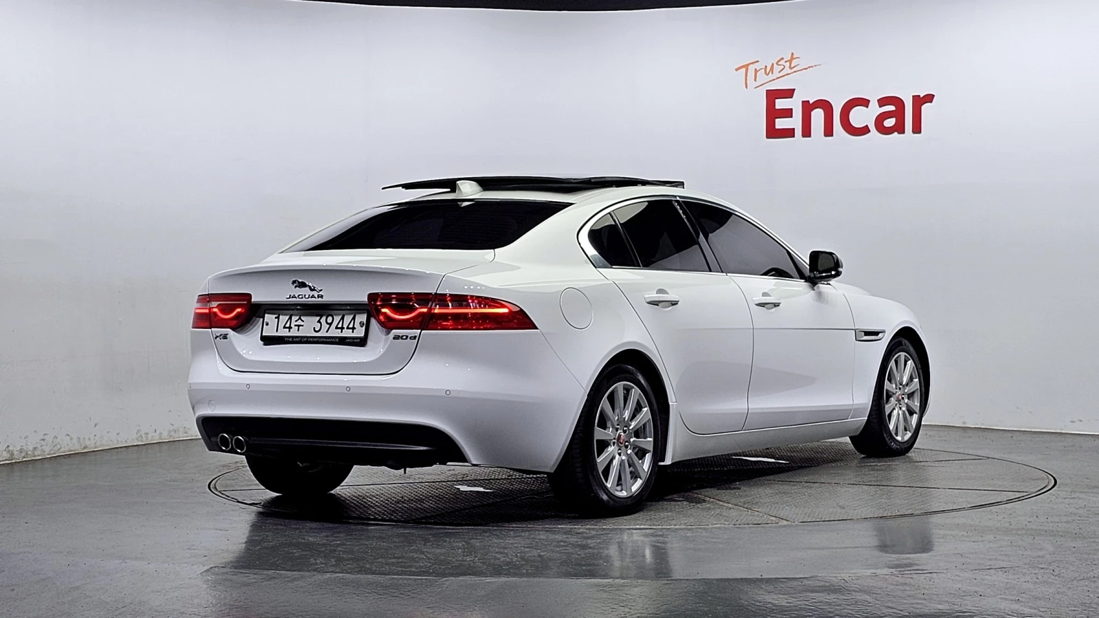 Jaguar XE, снимка 2 - Автомобили и джипове - 55538465