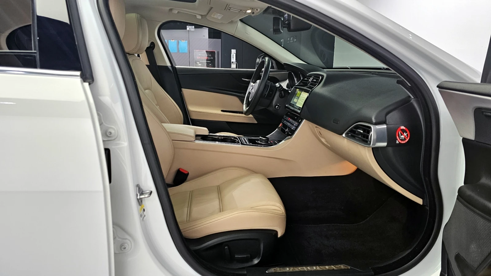 Jaguar XE, снимка 12 - Автомобили и джипове - 55538465
