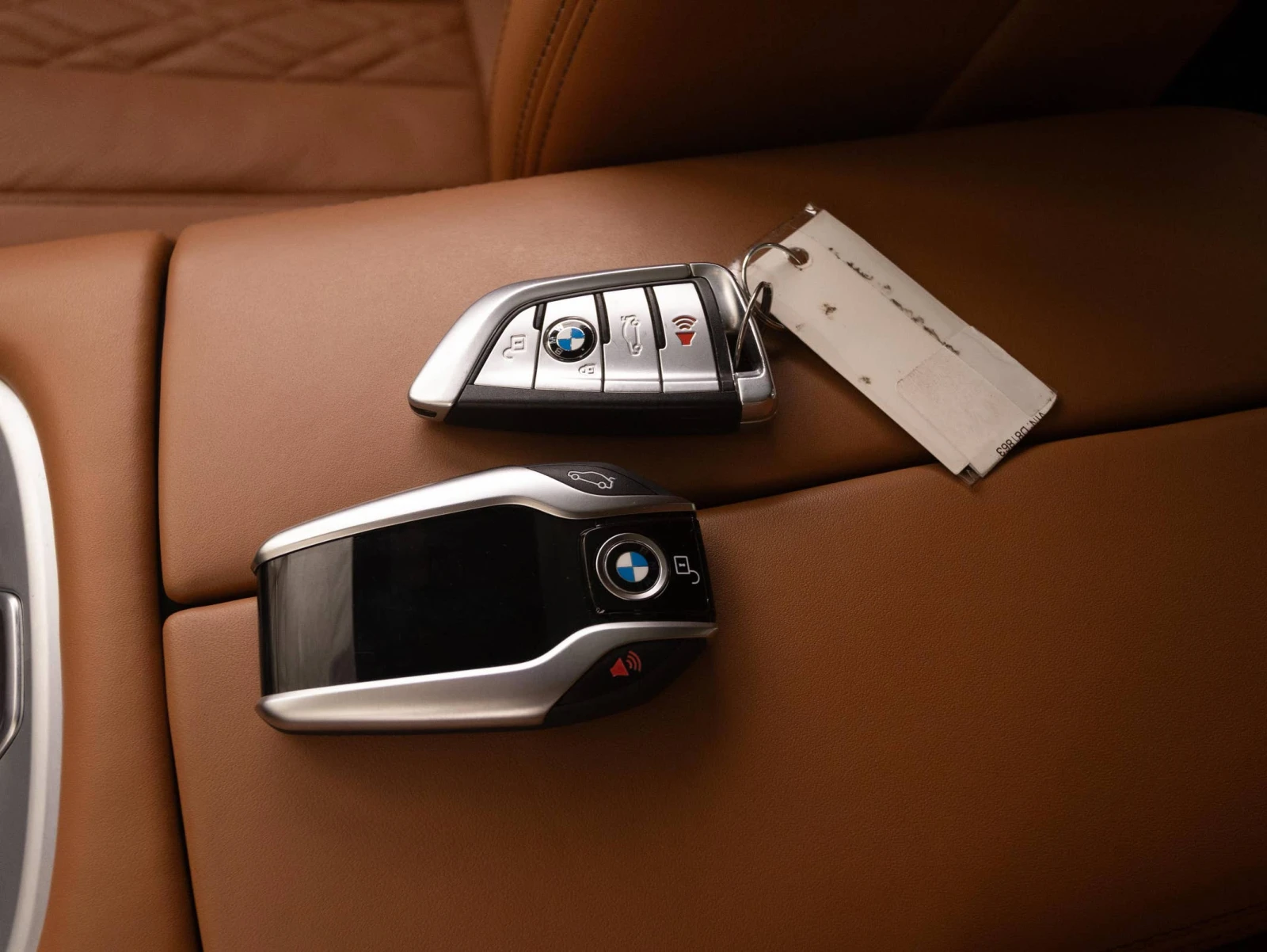 BMW 750 MASSAGE| H&K| M Exhaust| Display Key| ОБДУХ| 360| , снимка 16 - Автомобили и джипове - 56062683