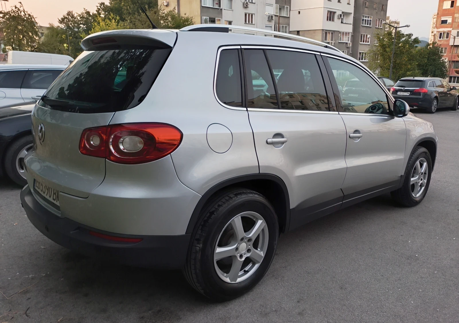 VW Tiguan 2.0 TDI, снимка 3 - Автомобили и джипове - 55607747