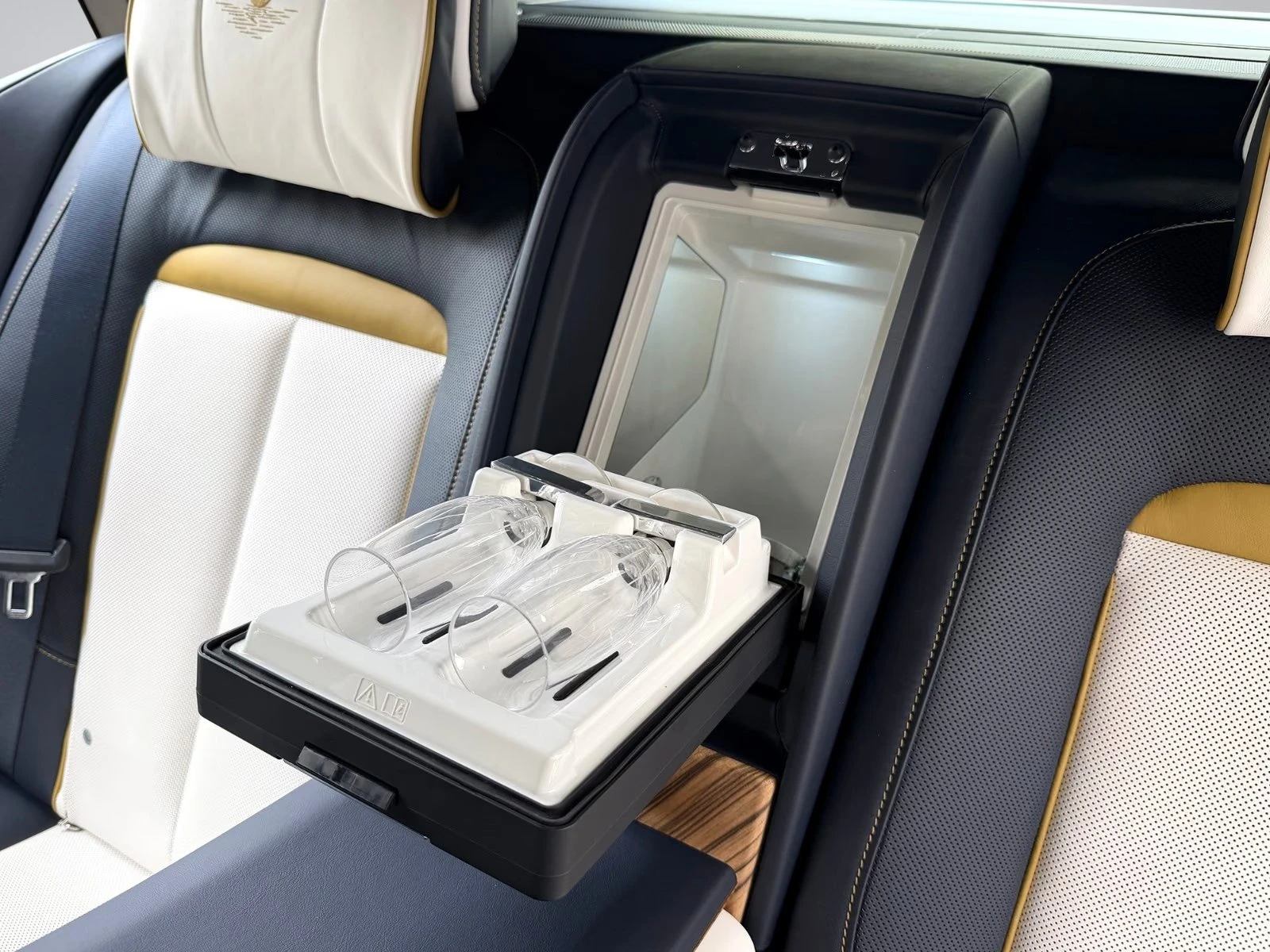 Rolls-Royce Cullinan SHOOTING STARS/ BESPOKE/ 4 SEATS/ PICNIC/ THEATRE/ | Mobile.bg � ����������� 16