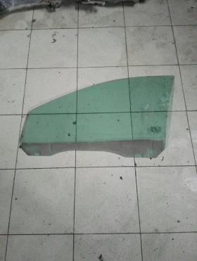 Стъкло предно ляво Форд Фокус 4вр. хечбек 06г.