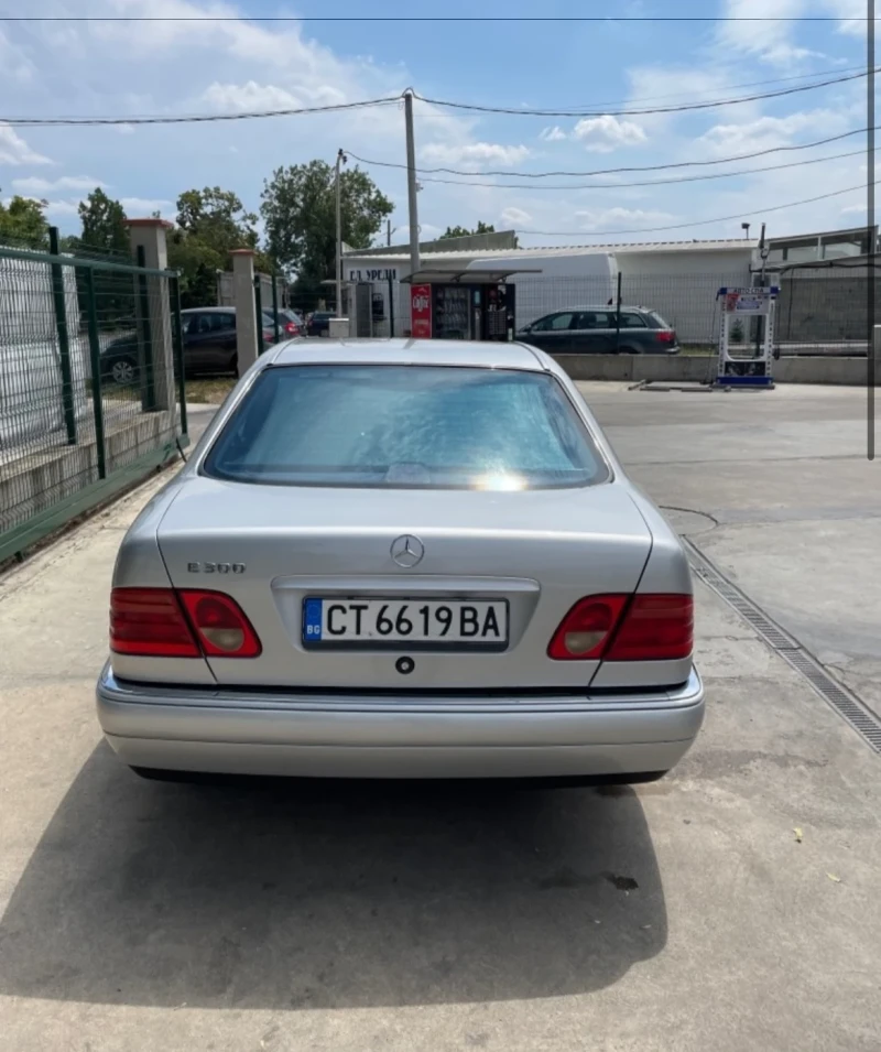 Mercedes-Benz E 300, снимка 5 - Автомобили и джипове - 52621048