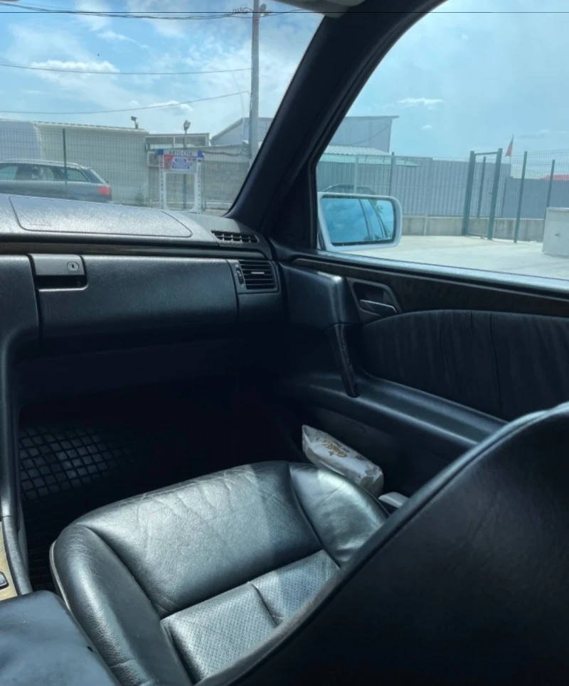 Mercedes-Benz E 300, снимка 11 - Автомобили и джипове - 52621048