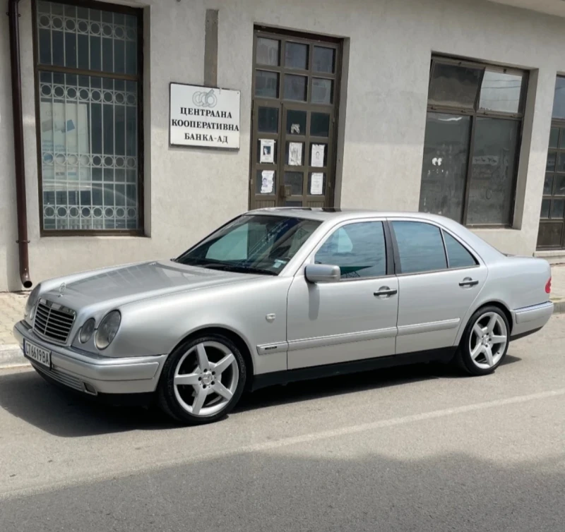 Mercedes-Benz E 300, снимка 6 - Автомобили и джипове - 52621048