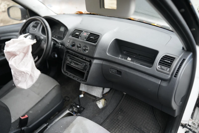 Skoda Fabia Fabia 1.6 TDI КАТАСТРОФИРАЛ, снимка 8 - Автомобили и джипове - 52559687