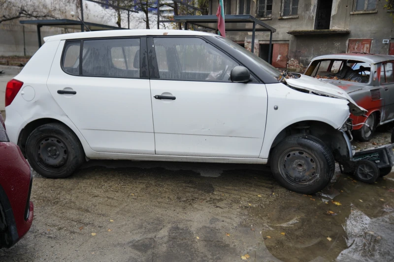 Skoda Fabia Fabia 1.6 TDI КАТАСТРОФИРАЛ, снимка 3 - Автомобили и джипове - 52559687