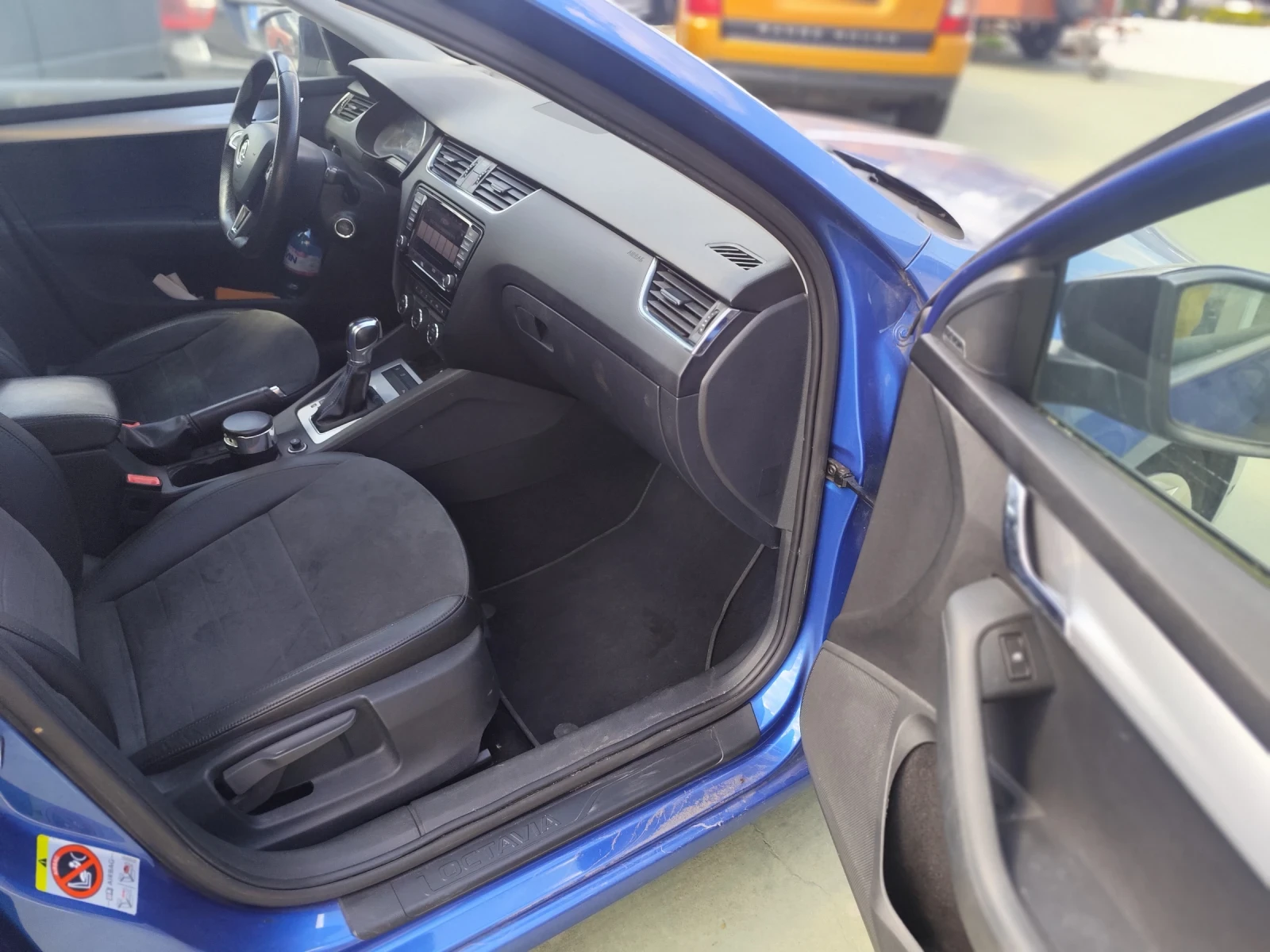 Skoda Octavia 1.6TDI SPORT LINE , снимка 10 - Автомобили и джипове - 54159544