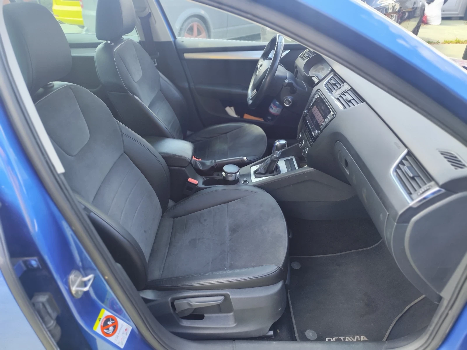 Skoda Octavia 1.6TDI SPORT LINE , снимка 12 - Автомобили и джипове - 54159544