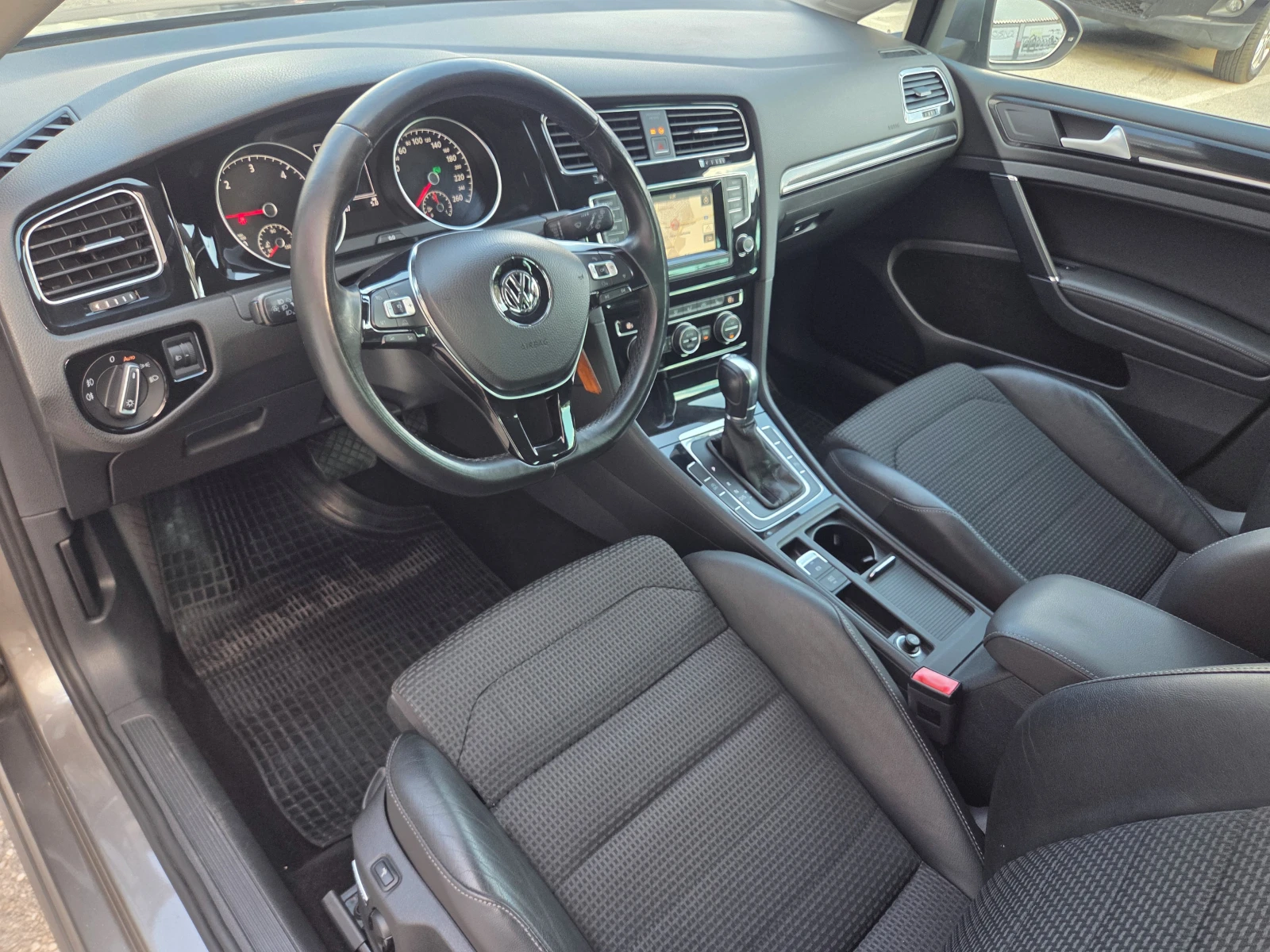 VW Golf VII 1.6 TDI/Highline/Distronic/AT/Navi/Massage, снимка 9 - Автомобили и джипове - 55412496