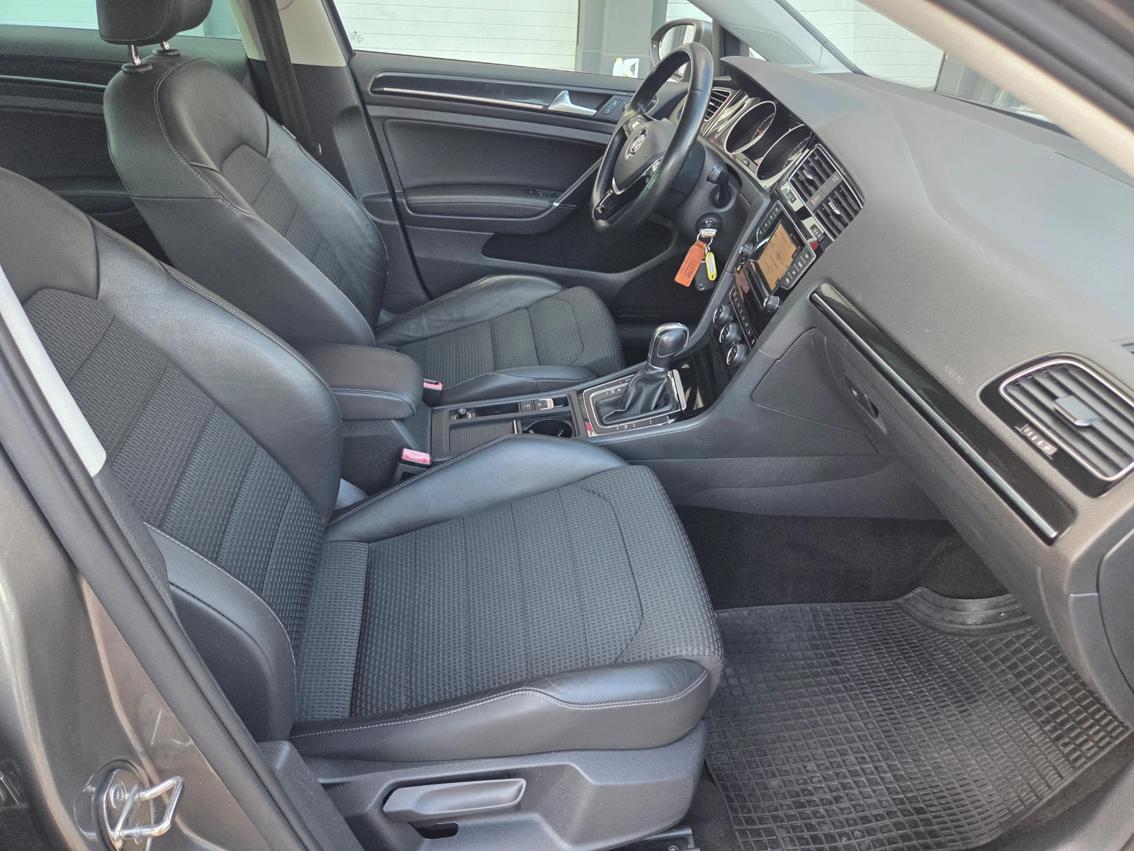 VW Golf VII 1.6 TDI/Highline/Distronic/AT/Navi/Massage, снимка 15 - Автомобили и джипове - 55412496